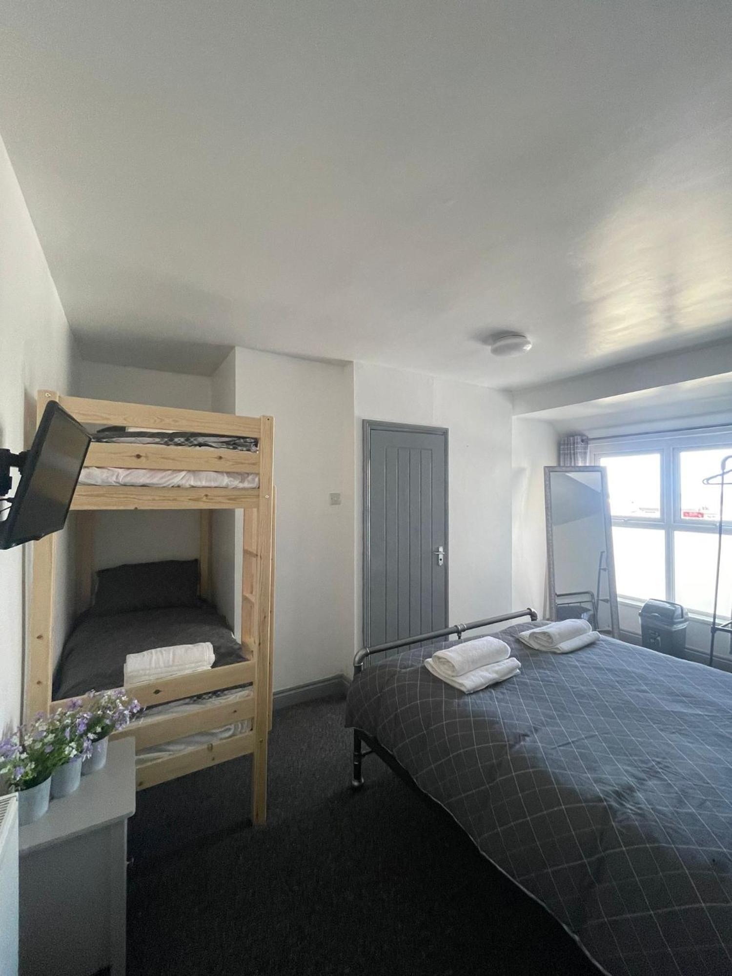 Shore Lodge New Quay エクステリア 写真
