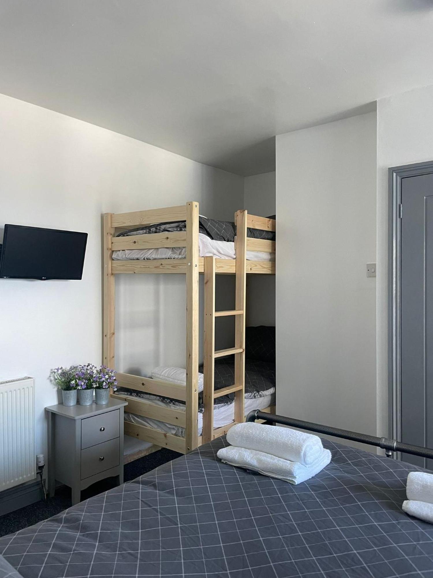 Shore Lodge New Quay エクステリア 写真