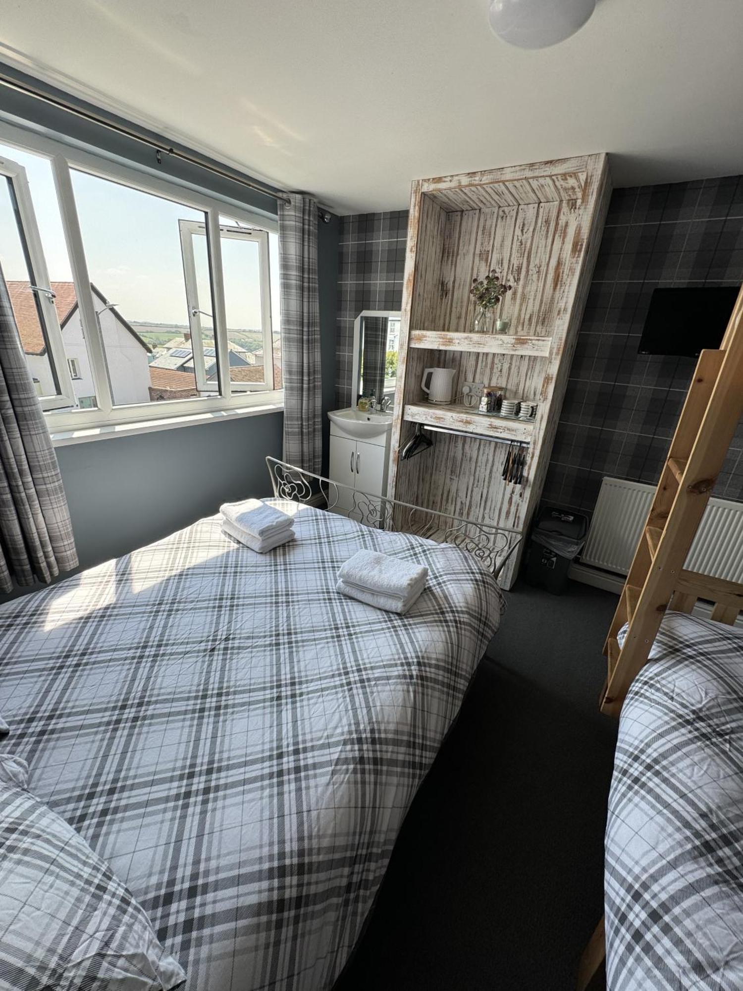 Shore Lodge New Quay エクステリア 写真