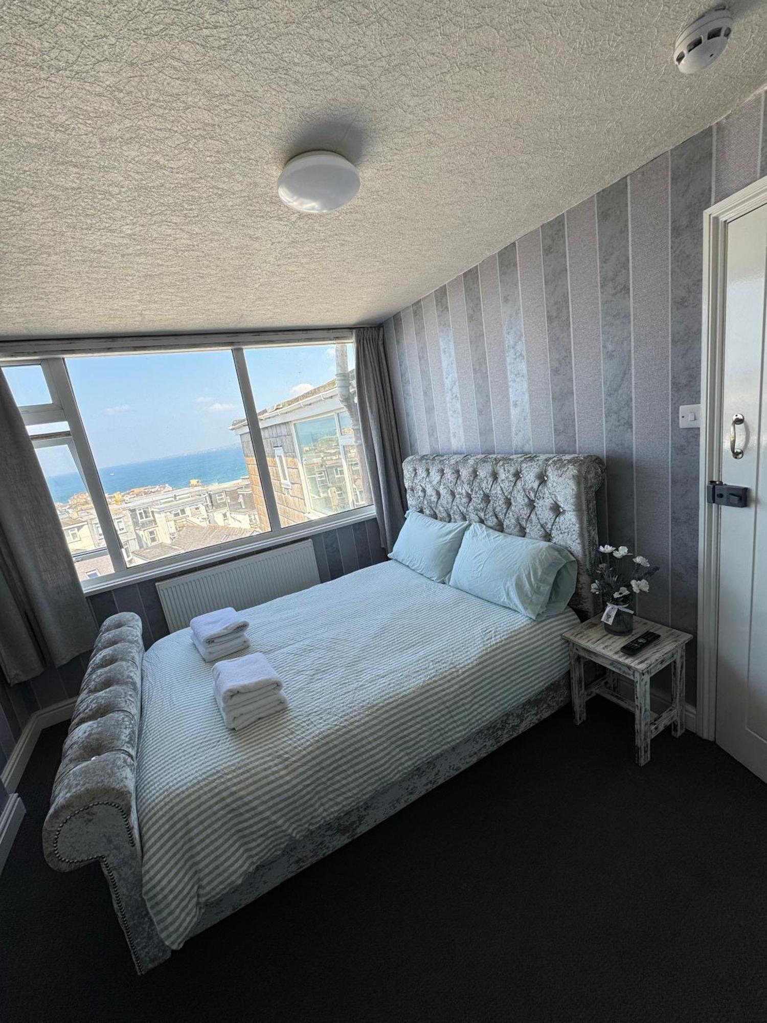 Shore Lodge New Quay エクステリア 写真