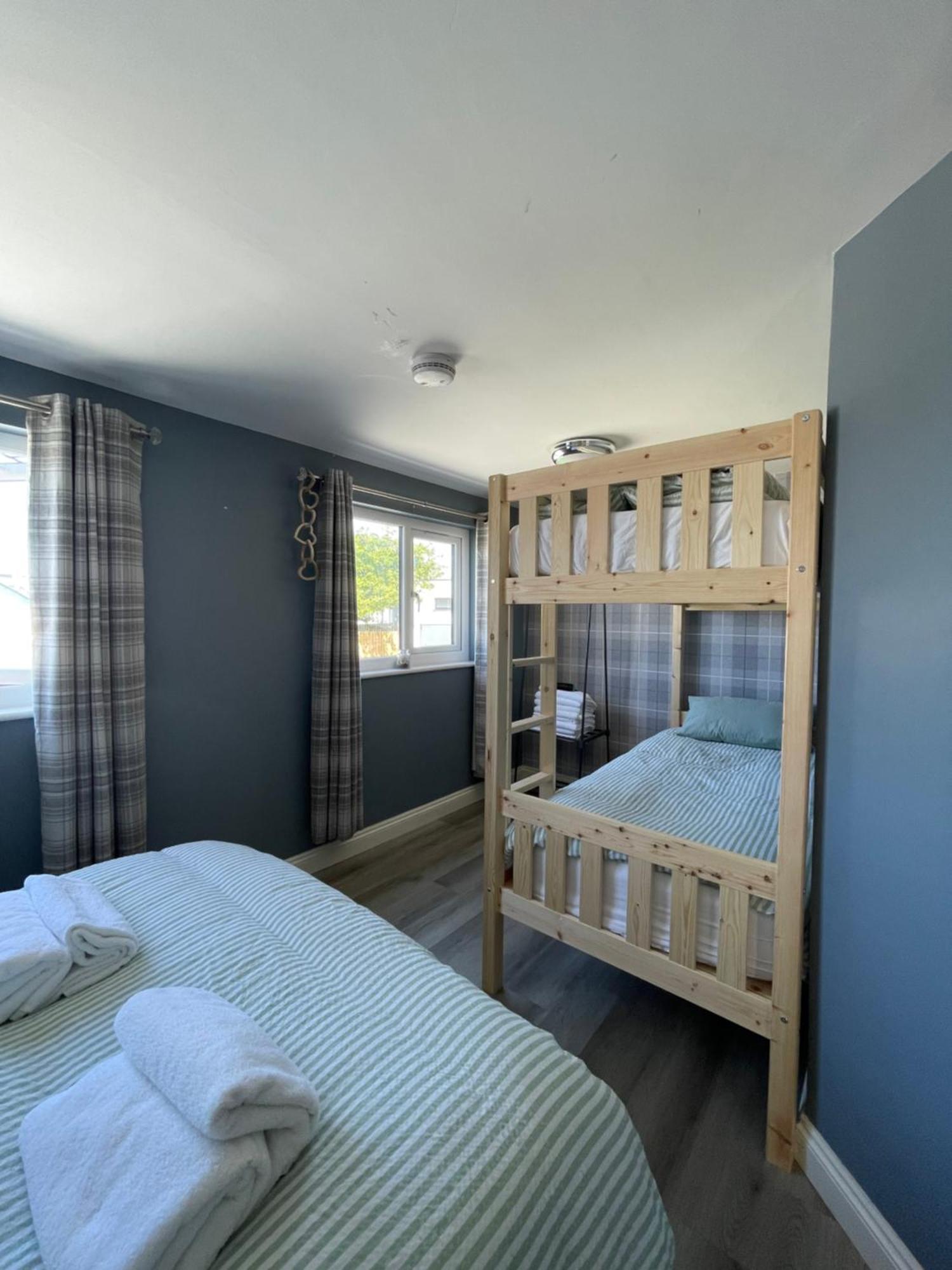 Shore Lodge New Quay エクステリア 写真