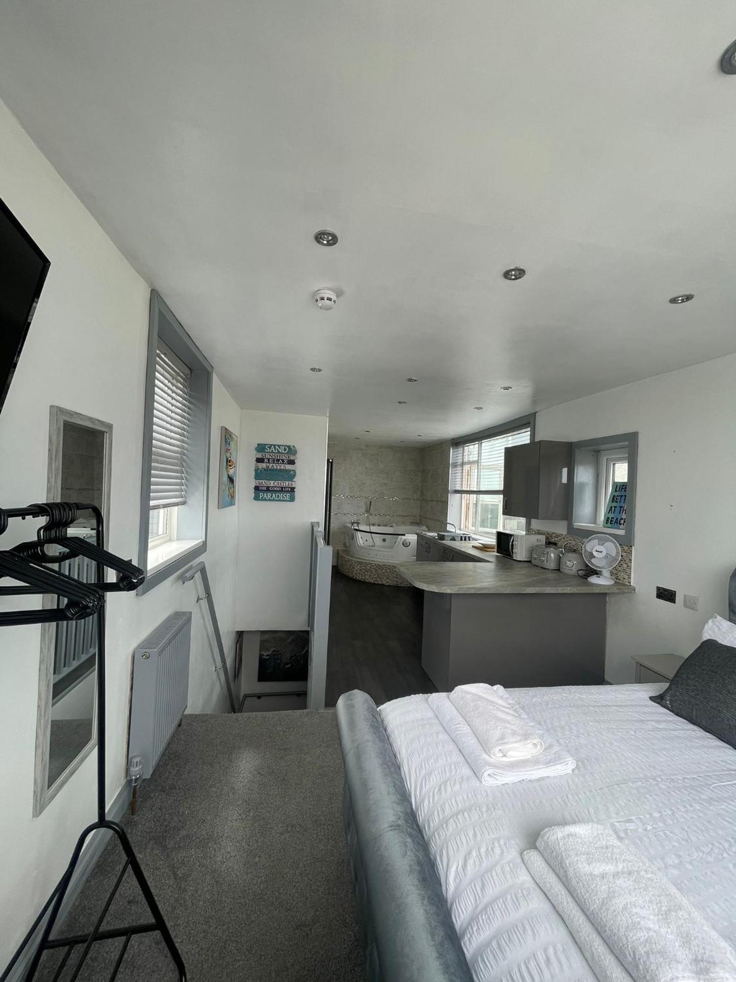 Shore Lodge New Quay エクステリア 写真