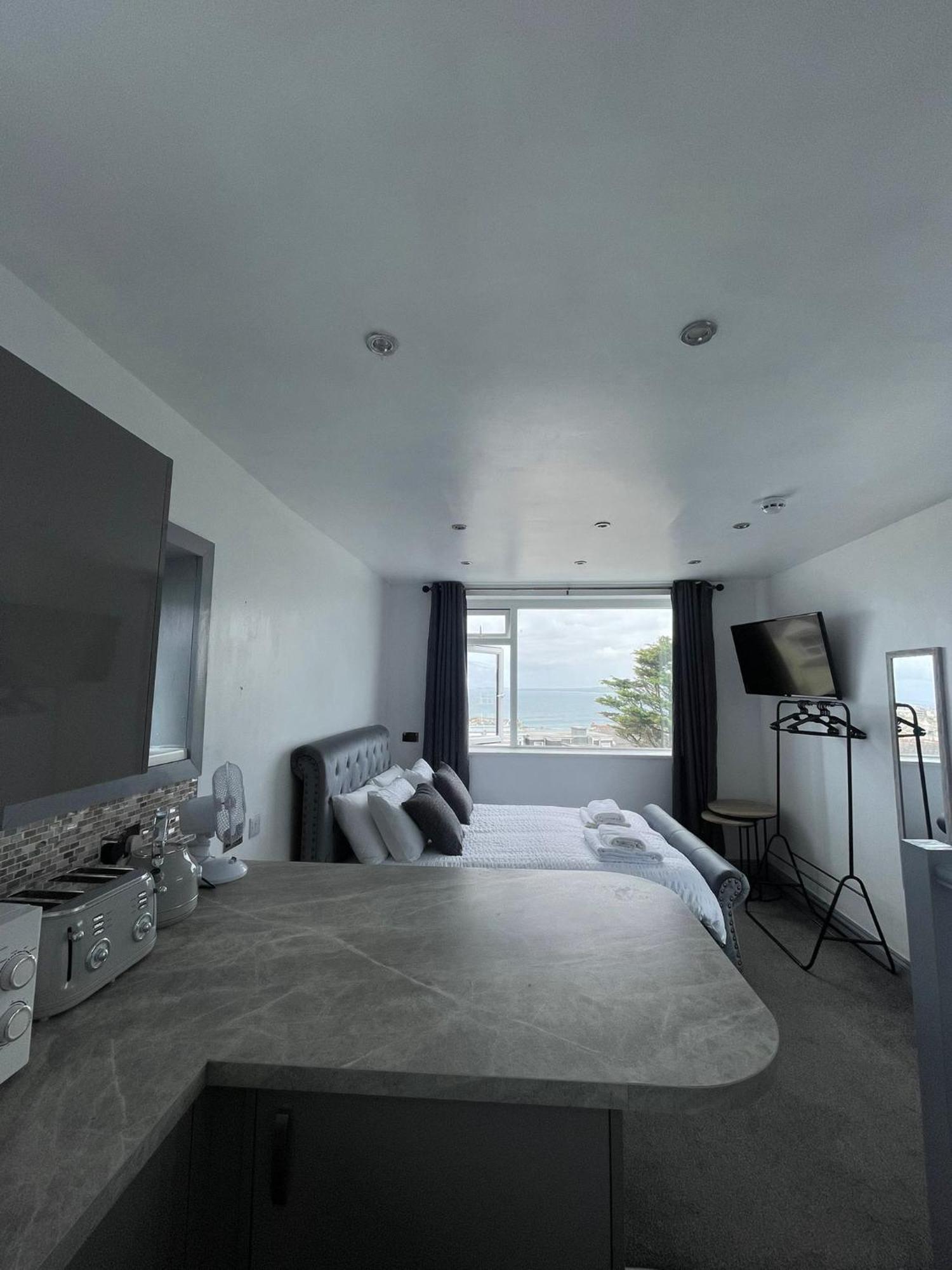 Shore Lodge New Quay エクステリア 写真